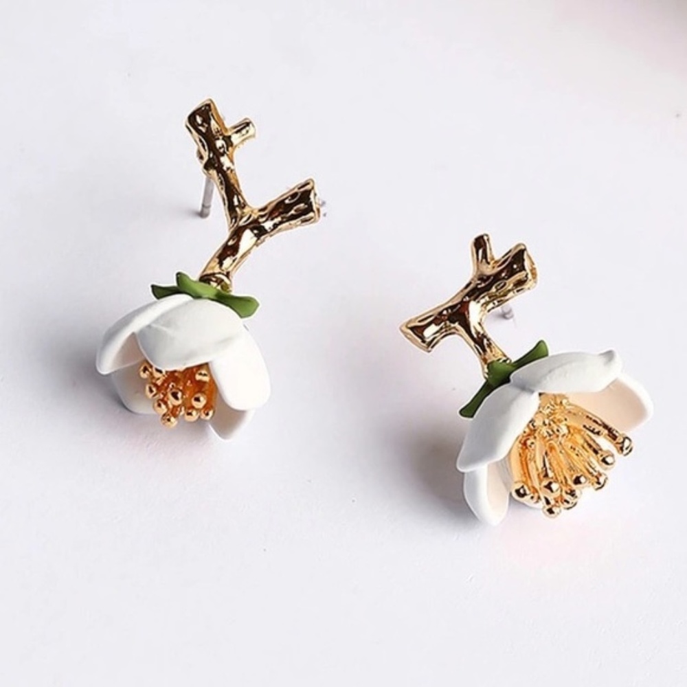 COLLECTION💐 White Flower Studs